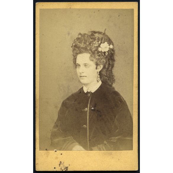 Weinwurm et Söhne műterem, Pest, elegáns nő csodálatos hajjal, különös fülbevalóval, monarchia, 1860-as évek, Eredeti CDV, vizitkártya fotó, alján pici foltok.  