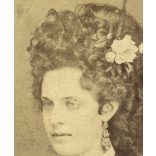 Weinwurm et Söhne műterem, Pest, elegáns nő csodálatos hajjal, különös fülbevalóval, monarchia, 1860-as évek, Eredeti CDV, vizitkártya fotó, alján pici foltok.  