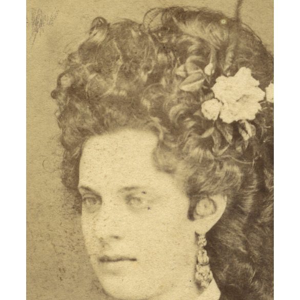 Weinwurm et Söhne műterem, Pest, elegáns nő csodálatos hajjal, különös fülbevalóval, monarchia, 1860-as évek, Eredeti CDV, vizitkártya fotó, alján pici foltok.  