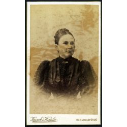   Kossak és Wippler műterme, Herkulesfürdő, Erdély, elegáns karcsú nő díszes ruhában, monarchia, 1880-as évek, Eredeti CDV, vizitkártya fotó, feliratozott hátoldallal, felülete foltos.  