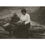 Magyar katona újságot olvas a kisvasút tehervagonján, egyenruha, 1. világháború, monarchia, jármű, közlekedés, vonat, 1910-es évek, Eredeti fotó, hátulján feliratozott papírkép.   