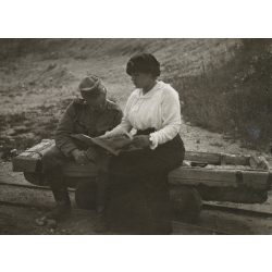   Magyar katona újságot olvas a kisvasút tehervagonján, egyenruha, 1. világháború, monarchia, jármű, közlekedés, vonat, 1910-es évek, Eredeti fotó, hátulján feliratozott papírkép.   