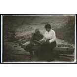 Magyar katona újságot olvas a kisvasút tehervagonján, egyenruha, 1. világháború, monarchia, jármű, közlekedés, vonat, 1910-es évek, Eredeti fotó, hátulján feliratozott papírkép.   