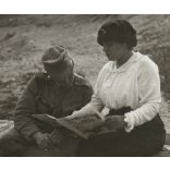 Magyar katona újságot olvas a kisvasút tehervagonján, egyenruha, 1. világháború, monarchia, jármű, közlekedés, vonat, 1910-es évek, Eredeti fotó, hátulján feliratozott papírkép.   