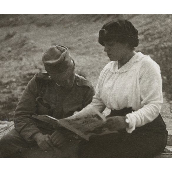 Magyar katona újságot olvas a kisvasút tehervagonján, egyenruha, 1. világháború, monarchia, jármű, közlekedés, vonat, 1910-es évek, Eredeti fotó, hátulján feliratozott papírkép.   