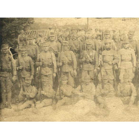 Fegyveres különítmény az átmeneti időszakban, puska, fegyver, egyenruha, 1. világháború, monarchia, 1919. (!!) 1910-es évek, Eredeti fotó, hátulján feliratozott papírkép.  