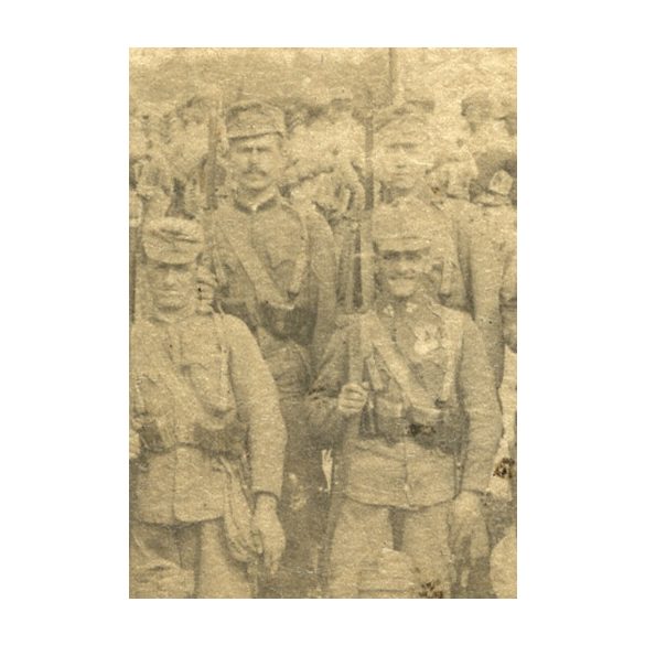 Fegyveres különítmény az átmeneti időszakban, puska, fegyver, egyenruha, 1. világháború, monarchia, 1919. (!!) 1910-es évek, Eredeti fotó, hátulján feliratozott papírkép.  