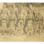 Fegyveres különítmény az átmeneti időszakban, puska, fegyver, egyenruha, 1. világháború, monarchia, 1919. (!!) 1910-es évek, Eredeti fotó, hátulján feliratozott papírkép.  
