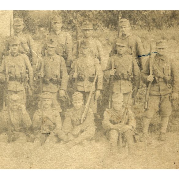 Fegyveres különítmény az átmeneti időszakban, puska, fegyver, egyenruha, 1. világháború, monarchia, 1919. (!!) 1910-es évek, Eredeti fotó, hátulján feliratozott papírkép.  