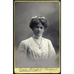   Braun György műterme, Budapest, elegáns nő nyaklánccal, medállal, ékszer, monarchia, 1890-es évek, Eredeti CDV, vizitkártya fotó, hátulja sérült. 