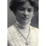 Braun György műterme, Budapest, elegáns nő nyaklánccal, medállal, ékszer, monarchia, 1890-es évek, Eredeti CDV, vizitkártya fotó, hátulja sérült. 