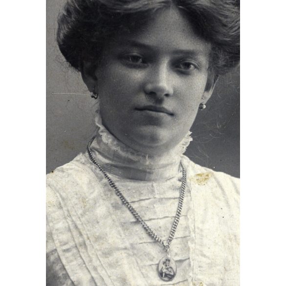 Braun György műterme, Budapest, elegáns nő nyaklánccal, medállal, ékszer, monarchia, 1890-es évek, Eredeti CDV, vizitkártya fotó, hátulja sérült. 