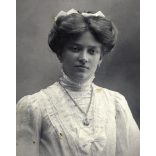 Braun György műterme, Budapest, elegáns nő nyaklánccal, medállal, ékszer, monarchia, 1890-es évek, Eredeti CDV, vizitkártya fotó, hátulja sérült. 