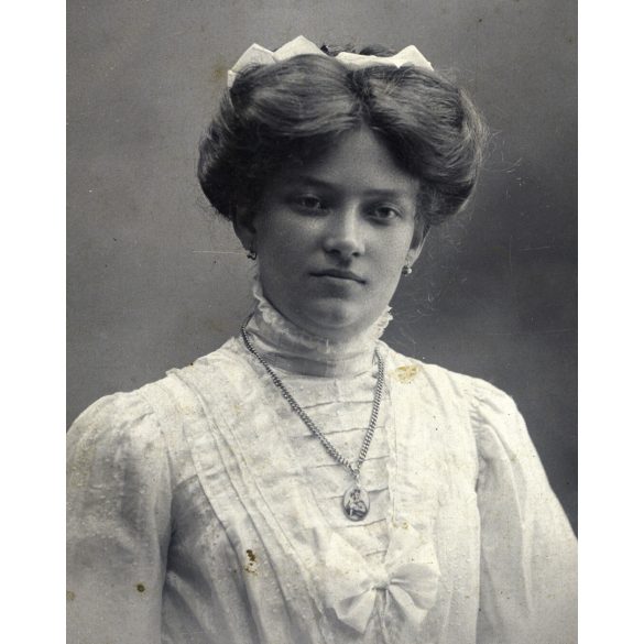 Braun György műterme, Budapest, elegáns nő nyaklánccal, medállal, ékszer, monarchia, 1890-es évek, Eredeti CDV, vizitkártya fotó, hátulja sérült. 