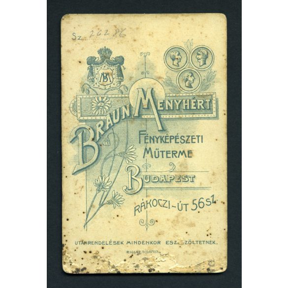 Braun György műterme, Budapest, elegáns nő nyaklánccal, medállal, ékszer, monarchia, 1890-es évek, Eredeti CDV, vizitkártya fotó, hátulja sérült. 