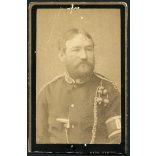 Décsey műterem, Nagykanizsa, szakállas férfi egyenruhában, karszalaggal,   monarchia, Zala megye, helytörténet, 1890-es évek, Eredeti CDV, vizitkártya fotó, alja vágott.  