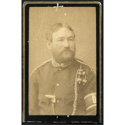   Décsey műterem, Nagykanizsa, szakállas férfi egyenruhában, karszalaggal,   monarchia, Zala megye, helytörténet, 1890-es évek, Eredeti CDV, vizitkártya fotó, alja vágott.  