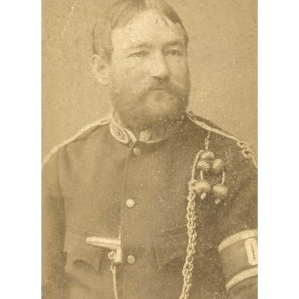 Décsey műterem, Nagykanizsa, szakállas férfi egyenruhában, karszalaggal,   monarchia, Zala megye, helytörténet, 1890-es évek, Eredeti CDV, vizitkártya fotó, alja vágott.  