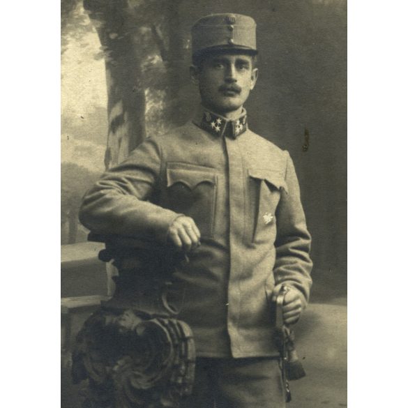 A. Epstein műterem, Kovel (Ukrajna), magyar katona egyenruhában, karddal, 1. világháború, monarchia, 1910-es évek, Eredeti CDV, ritka ciril betűs vizitkártya fotó.  