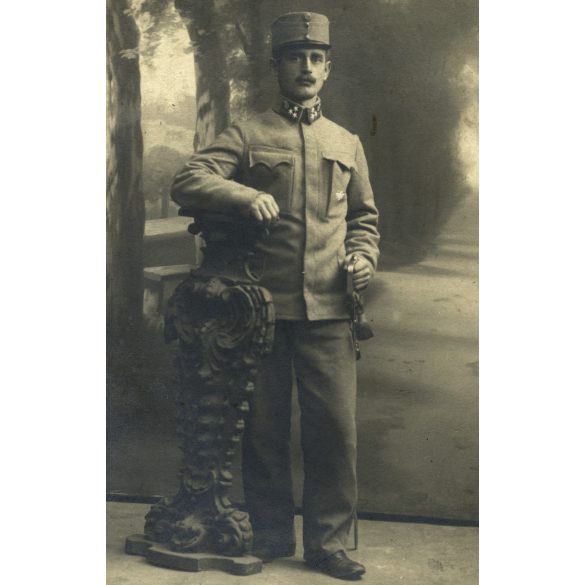 A. Epstein műterem, Kovel (Ukrajna), magyar katona egyenruhában, karddal, 1. világháború, monarchia, 1910-es évek, Eredeti CDV, ritka ciril betűs vizitkártya fotó.  