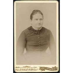   ifj. Divald Károly műterme, Igló és Tátrafüred, Felvidék, elegáns nő különös patkóval a nyakában, medál, portré, 1880-as évek, Eredeti CDV, vizitkártya fotó.   