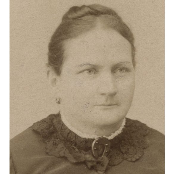 ifj. Divald Károly műterme, Igló és Tátrafüred, Felvidék, elegáns nő különös patkóval a nyakában, medál, portré, 1880-as évek, Eredeti CDV, vizitkártya fotó.   