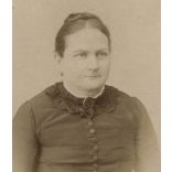 ifj. Divald Károly műterme, Igló és Tátrafüred, Felvidék, elegáns nő különös patkóval a nyakában, medál, portré, 1880-as évek, Eredeti CDV, vizitkártya fotó.   