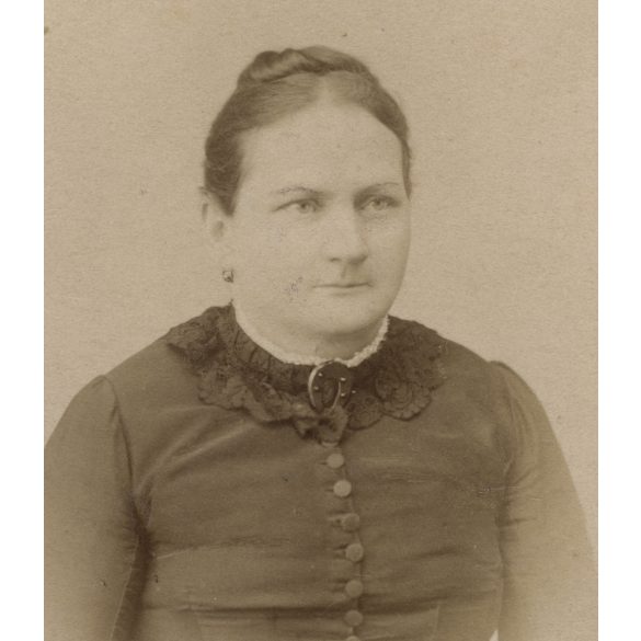 ifj. Divald Károly műterme, Igló és Tátrafüred, Felvidék, elegáns nő különös patkóval a nyakában, medál, portré, 1880-as évek, Eredeti CDV, vizitkártya fotó.   