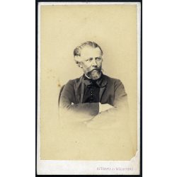   Sztraka és Würsching műterem, Besztercebánya, Felvidék, elegáns szakállas férfi portréja,1865., 1860-as évek, Eredeti CDV, korai vizitkártya fotó gyönyörű hátlappal.  