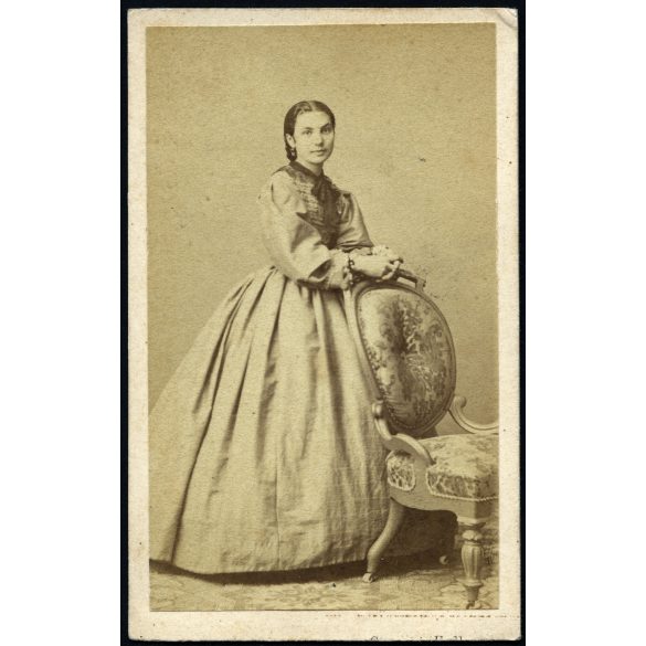 Canzi és Heller műterem, Pest, elegáns nő székkel, 1860-as évek, Eredeti CDV, korai vizitkártya fotó, alja vágott.  