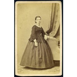   Canzi és Heller műterem, Pest, elegáns nő fotellal, 1860-as évek, Eredeti CDV, korai vizitkártya fotó, alja vágott.   