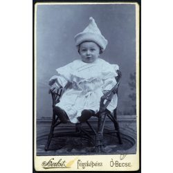  Herbst Emil műterme, Óbecse, Vajdaság, kisfiú, gyerek kisszéken, különös sapkában, kalapban, 1890-es évek, monarchia, helytörténet. Eredeti CDV, vizitkártya fotó.  