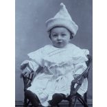 Herbst Emil műterme, Óbecse, Vajdaság, kisfiú, gyerek kisszéken, különös sapkában, kalapban, 1890-es évek, monarchia, helytörténet. Eredeti CDV, vizitkártya fotó.  