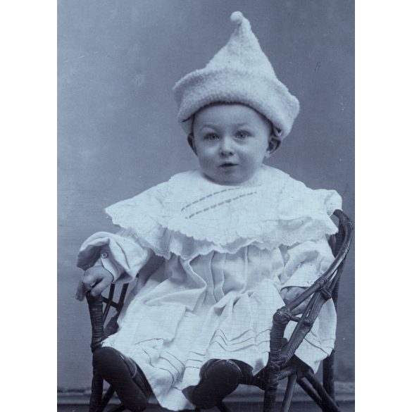 Herbst Emil műterme, Óbecse, Vajdaság, kisfiú, gyerek kisszéken, különös sapkában, kalapban, 1890-es évek, monarchia, helytörténet. Eredeti CDV, vizitkártya fotó.  