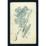 Herbst Emil műterme, Óbecse, Vajdaság, kisfiú, gyerek kisszéken, különös sapkában, kalapban, 1890-es évek, monarchia, helytörténet. Eredeti CDV, vizitkártya fotó.  