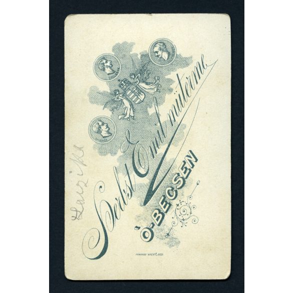 Herbst Emil műterme, Óbecse, Vajdaság, kisfiú, gyerek kisszéken, különös sapkában, kalapban, 1890-es évek, monarchia, helytörténet. Eredeti CDV, vizitkártya fotó.  