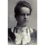 Kohlmann Sándor műterme, Ungvár, Kárpátalja, elegáns nő gyönyörű ruhában, 1890-es évek, monarchia, helytörténet. Eredeti CDV, vizitkártya fotó. 