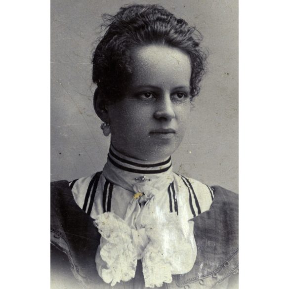 Kohlmann Sándor műterme, Ungvár, Kárpátalja, elegáns nő gyönyörű ruhában, 1890-es évek, monarchia, helytörténet. Eredeti CDV, vizitkártya fotó. 