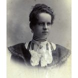 Kohlmann Sándor műterme, Ungvár, Kárpátalja, elegáns nő gyönyörű ruhában, 1890-es évek, monarchia, helytörténet. Eredeti CDV, vizitkártya fotó. 