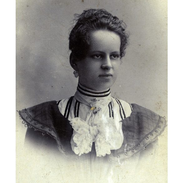 Kohlmann Sándor műterme, Ungvár, Kárpátalja, elegáns nő gyönyörű ruhában, 1890-es évek, monarchia, helytörténet. Eredeti CDV, vizitkártya fotó. 