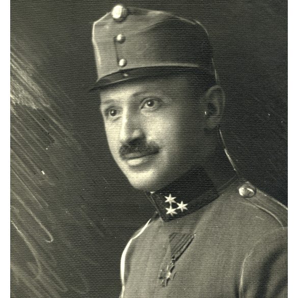 Mona Lisa műterem, Budapest, magyar katona gyönyörű portréja, egyenruha, kard, érdemrend, kitüntetés, 1. világháború, monarchia, 1910-es évek, Eredeti fotó, hátulján jelzett papírkép.