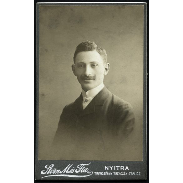 Stern Miksa és Fia műterme, Nyitra (Trencsén), Felvidék, elegáns  fiatal férfi bajusszal, monarchia, 1890-es évek, Eredeti CDV, vizitkártya fotó.   