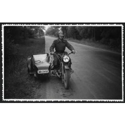   Magyar katona magyar rendszámos Zündapp oldalkocsis motorkerékpárral, egyenruha, Magyar Néphadsereg, jármű, közlekedés, szocializmus, 1960-as évek, Eredeti fotó, papírkép. 