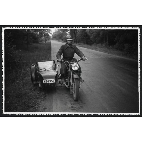 Magyar katona magyar rendszámos Zündapp oldalkocsis motorkerékpárral, egyenruha, Magyar Néphadsereg, jármű, közlekedés, szocializmus, 1960-as évek, Eredeti fotó, papírkép. 