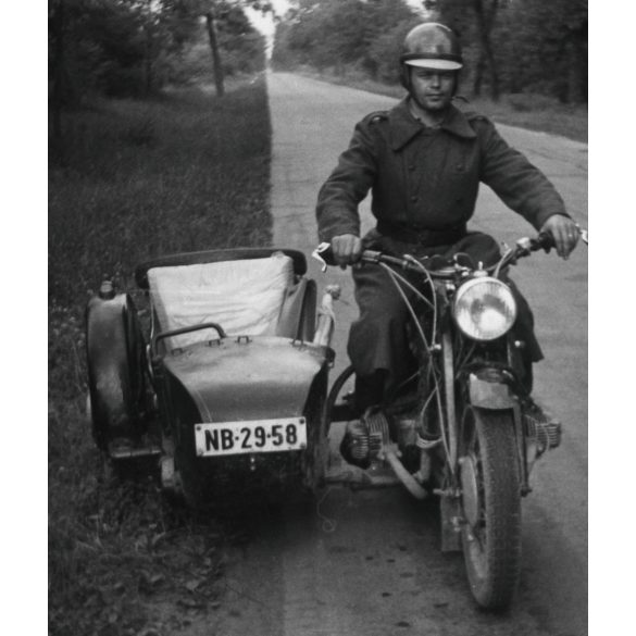 Magyar katona magyar rendszámos Zündapp oldalkocsis motorkerékpárral, egyenruha, Magyar Néphadsereg, jármű, közlekedés, szocializmus, 1960-as évek, Eredeti fotó, papírkép. 