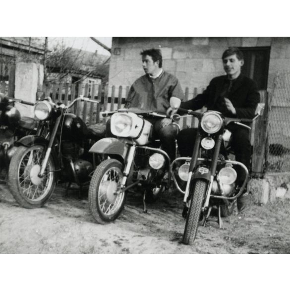 Fiatalok Pannonia, Mz, Jawa, motorkerékpárokon, jármű, közlekedés, szocializmus, 1970-es évek, Eredeti fotó, papírkép.