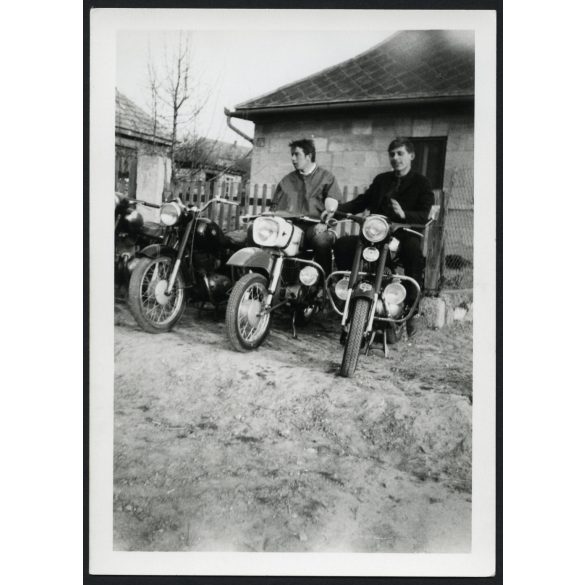 Fiatalok Pannonia, Mz, Jawa, motorkerékpárokon, jármű, közlekedés, szocializmus, 1970-es évek, Eredeti fotó, papírkép.