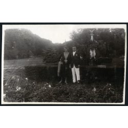   Fürdőhelyen, Harkány, elegáns pár az emlékműnél, park. Horthy-korszak, helytörténet, Baranya megye, 1926., 1920-as évek, Eredeti fotó, papírkép.