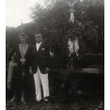 Fürdőhelyen, Harkány, elegáns pár az emlékműnél, park. Horthy-korszak, helytörténet, Baranya megye, 1926., 1920-as évek, Eredeti fotó, papírkép.