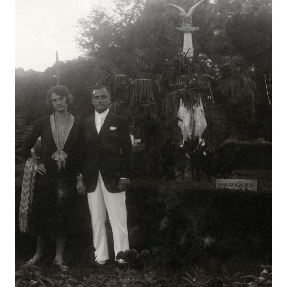 Fürdőhelyen, Harkány, elegáns pár az emlékműnél, park. Horthy-korszak, helytörténet, Baranya megye, 1926., 1920-as évek, Eredeti fotó, papírkép.